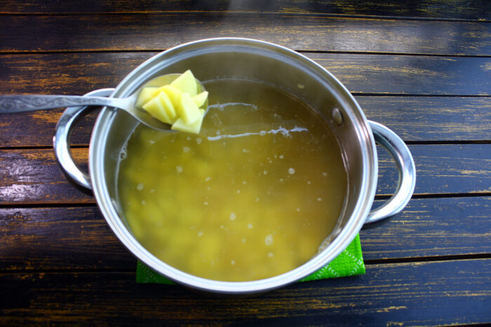 Adăugați cartofii în castronul cu mazărea