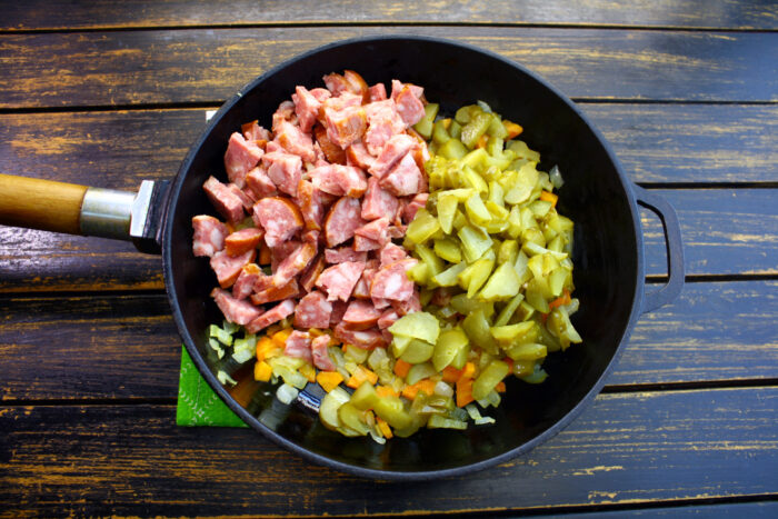 Adăugați castraveții și cârnații