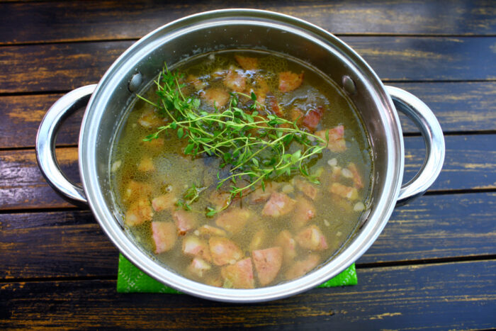 Adăugați crenguțe de cimbru