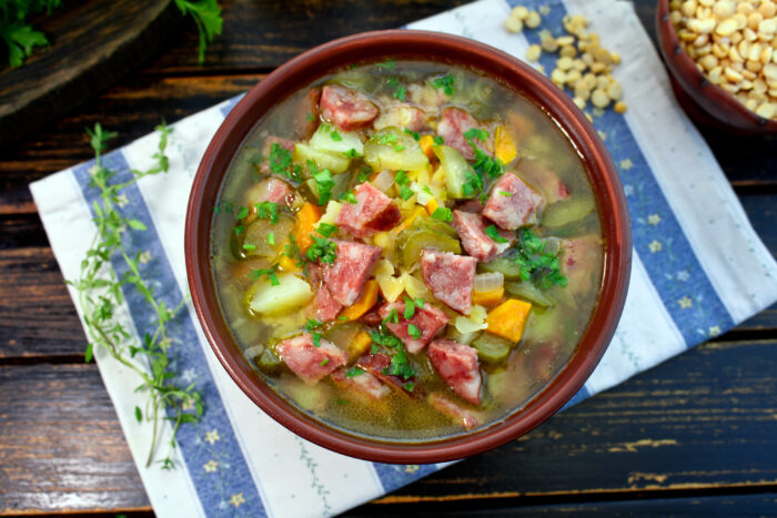 Supa servita alaturi de paine rustica, intr-o ambianta primitoare