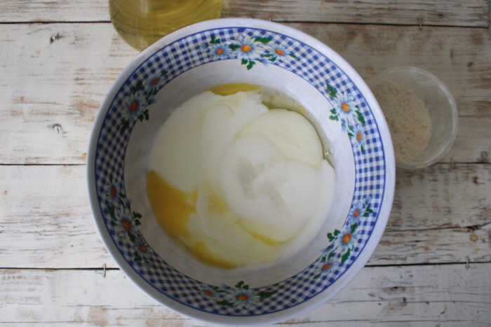 Se macină ouăle cu sare