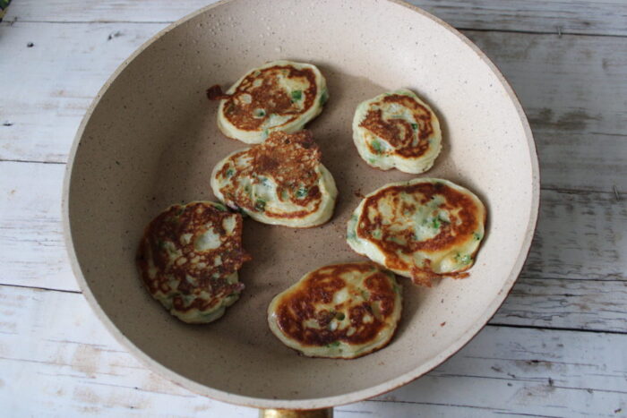 Prăjiți clătitele până se rumenesc pe ambele părți