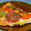 Pizza cu castraveți murați și cârnați poza