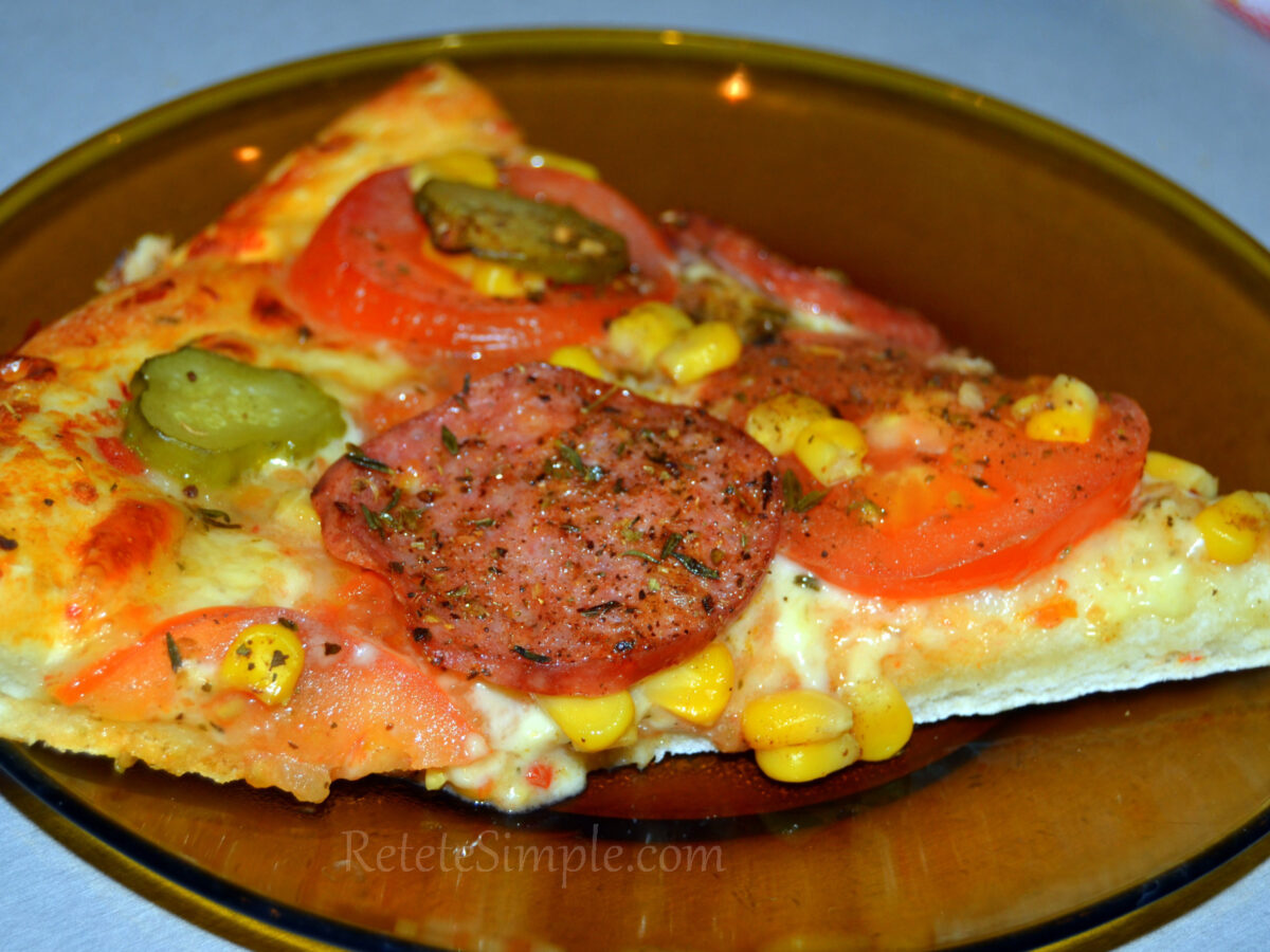 Pizza cu castraveți murați și cârnați poza