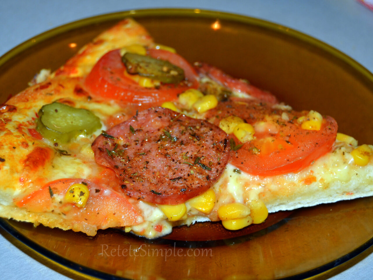 Pizza cu castraveți murați și cârnați poza