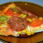 Pizza cu castraveti murati si salam