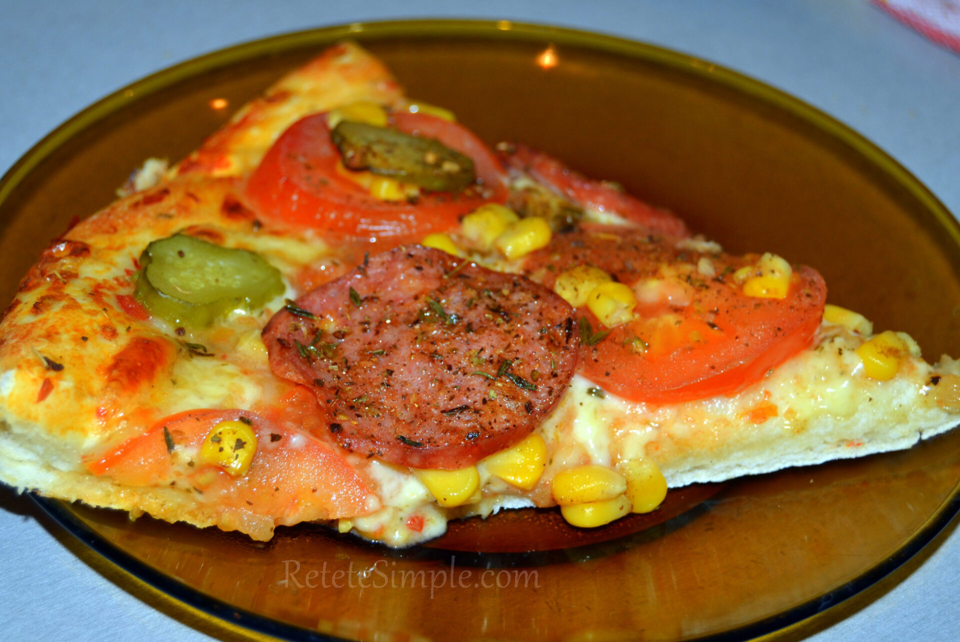 Pizza cu castraveți murați și cârnați poza