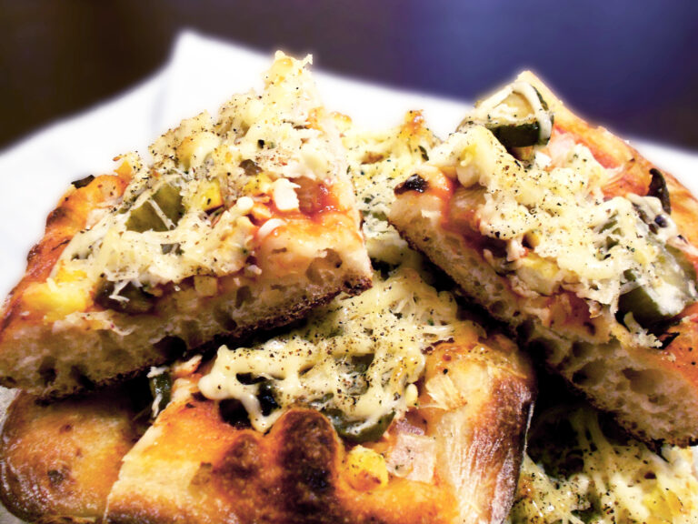 Pizza cu ciuperci si castraveti murati