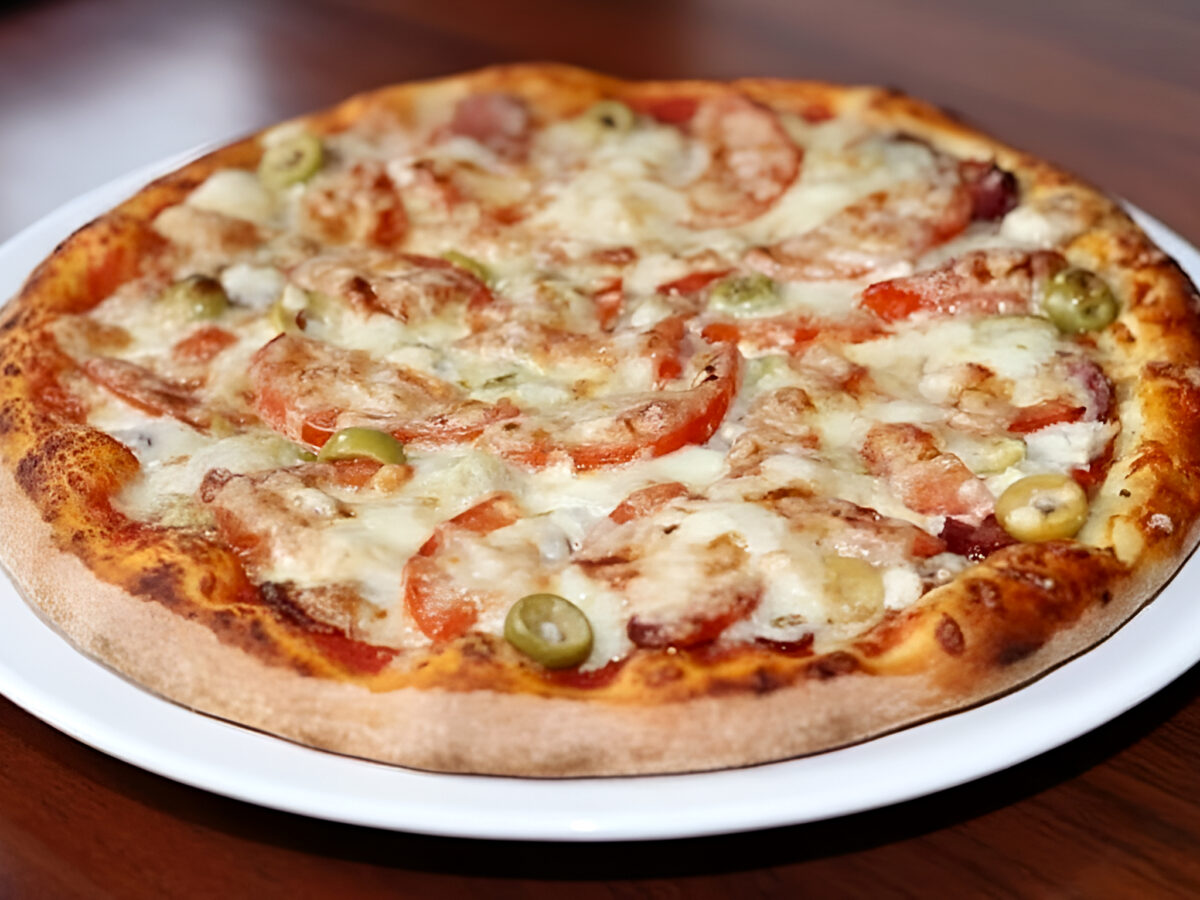 Pizza cu pui si rosii poza