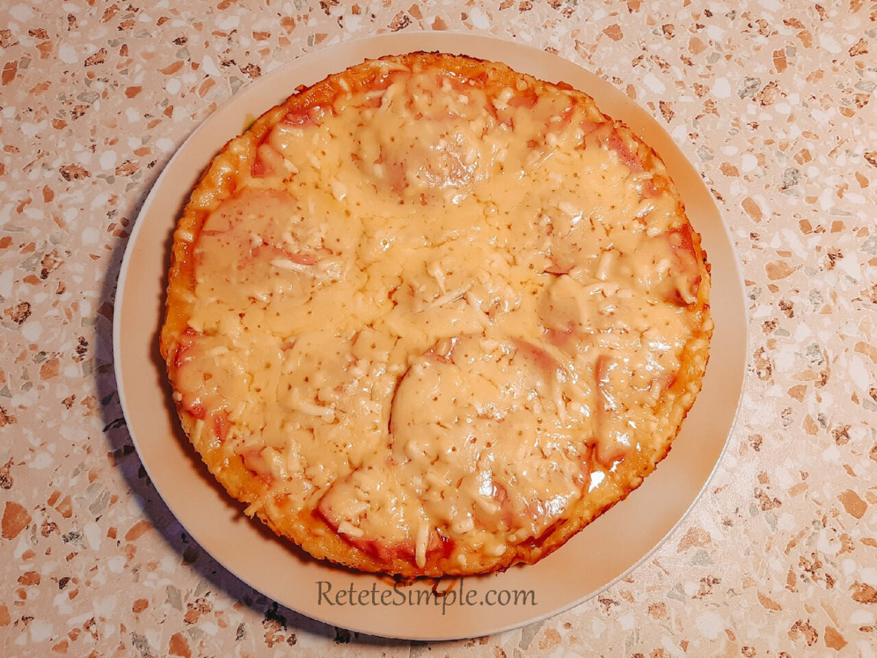 Pizza la tigaie cu smantana si maioneza poza