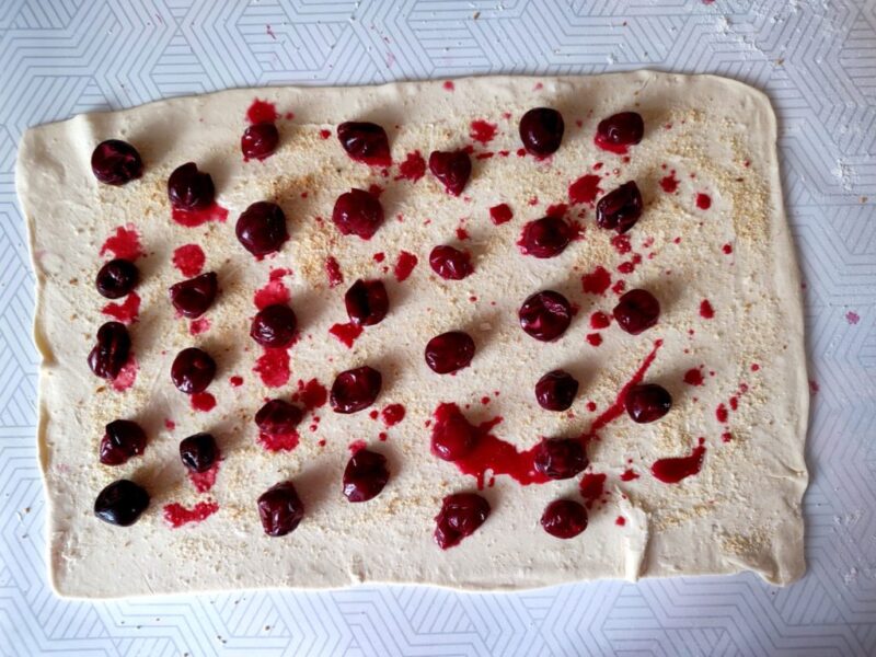 Se unge aluatul cu unt moale