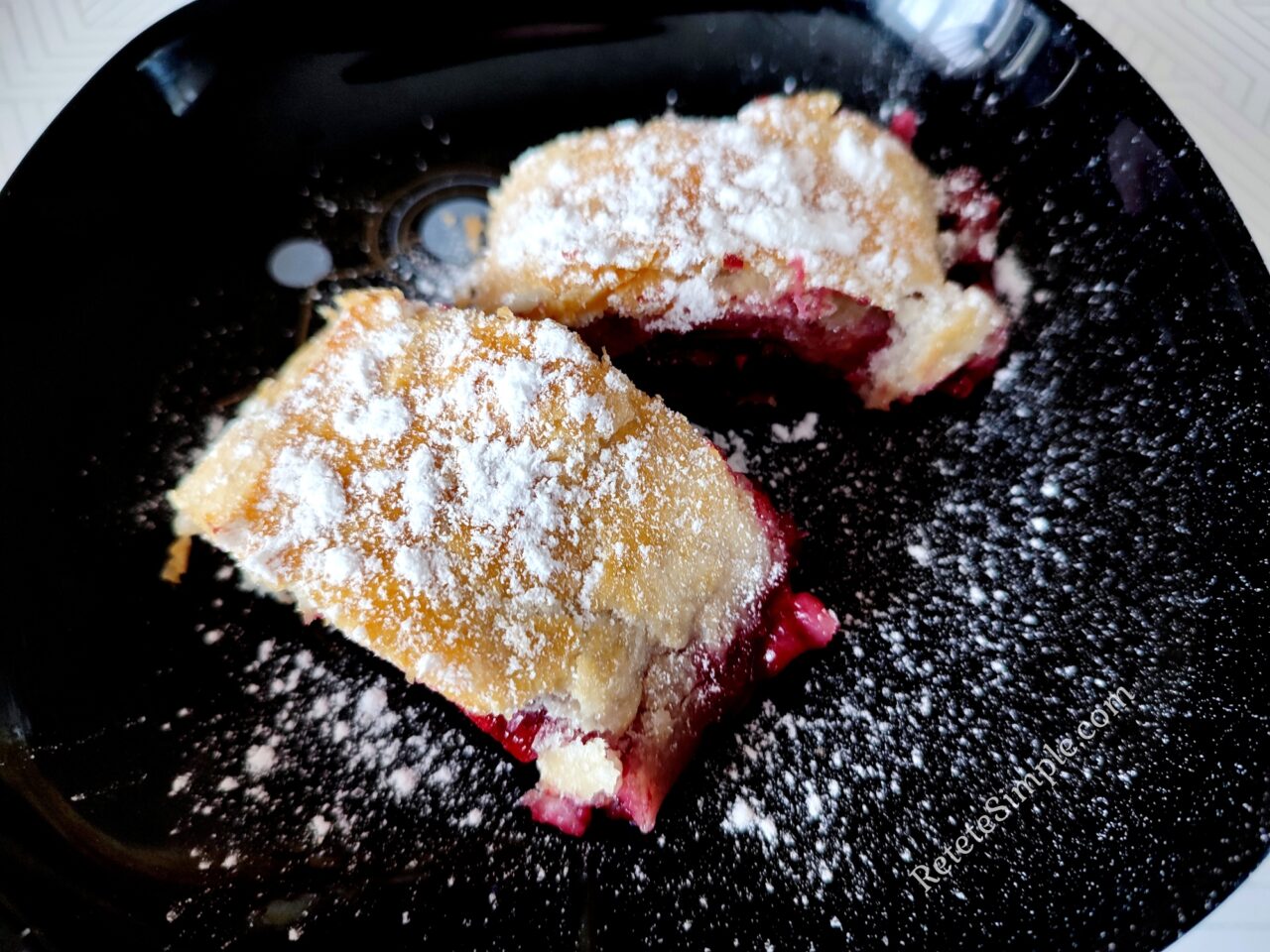 Strudel cu visine poza