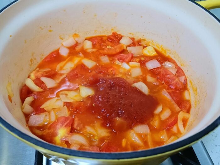 Tăiați roșiile cubulețe