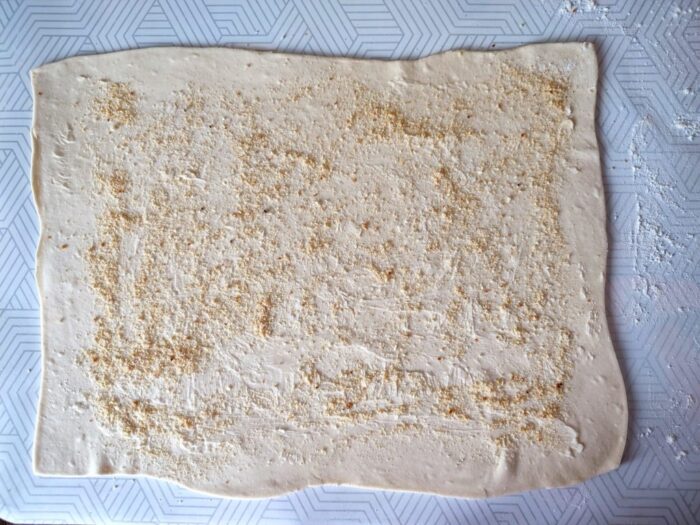 Întindeți fiecare strat de aluat