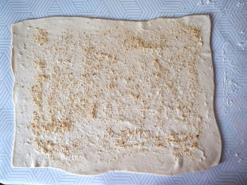 Întindeți fiecare strat de aluat