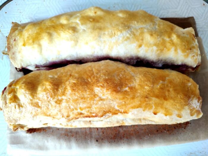 scoateți ștrudelul și lăsați-l să se răcească