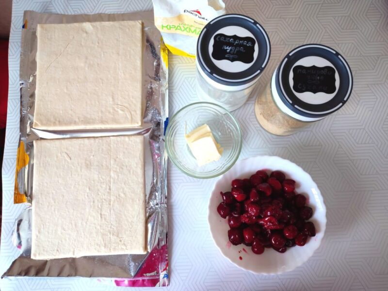 Scurgeți sucul din visine și amestecați cu amidonul