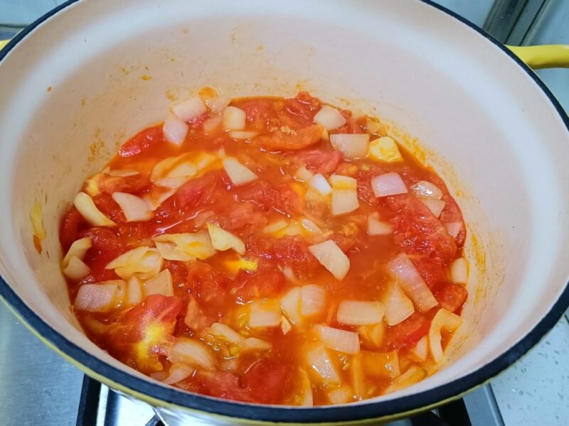 Pune uleiul de măsline și ceapa