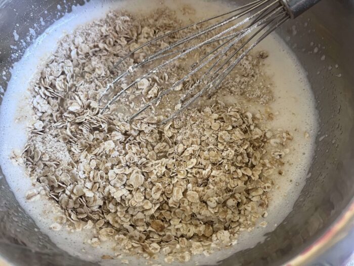 Amestecati usor aluatul cu un tel