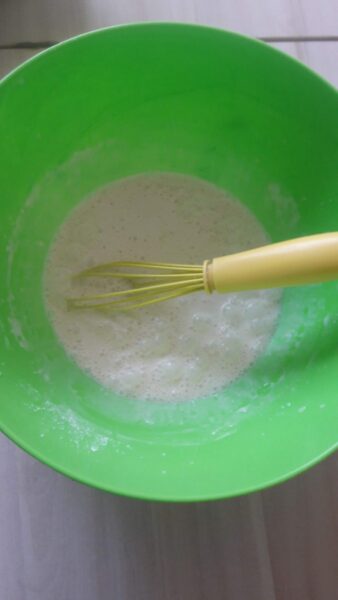 Turnăm un pahar de lapte într-un bol