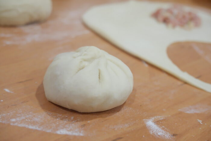 Puneti khinkali-ul pe o placă