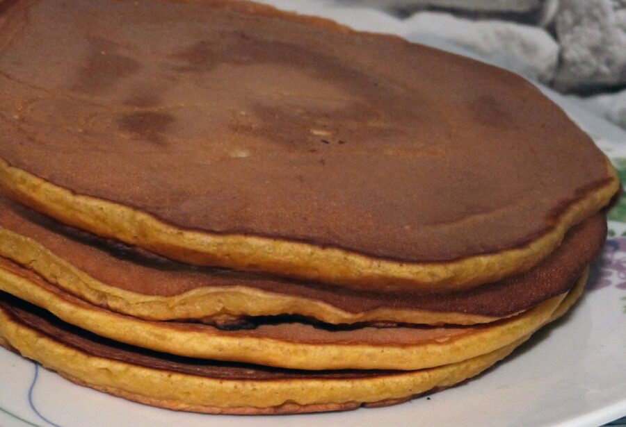 Clatite de dovleac cu lapte una pe alta