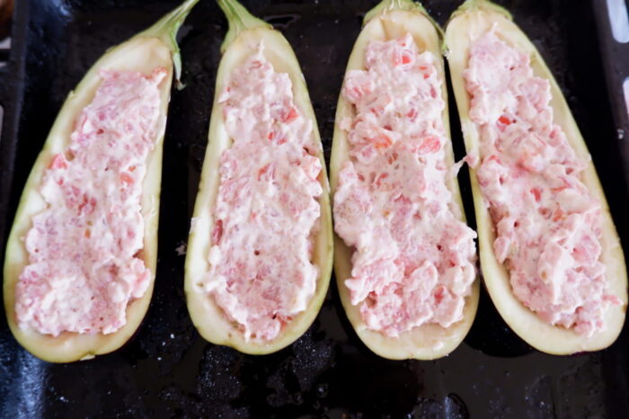 Puneți umplutura în vinete