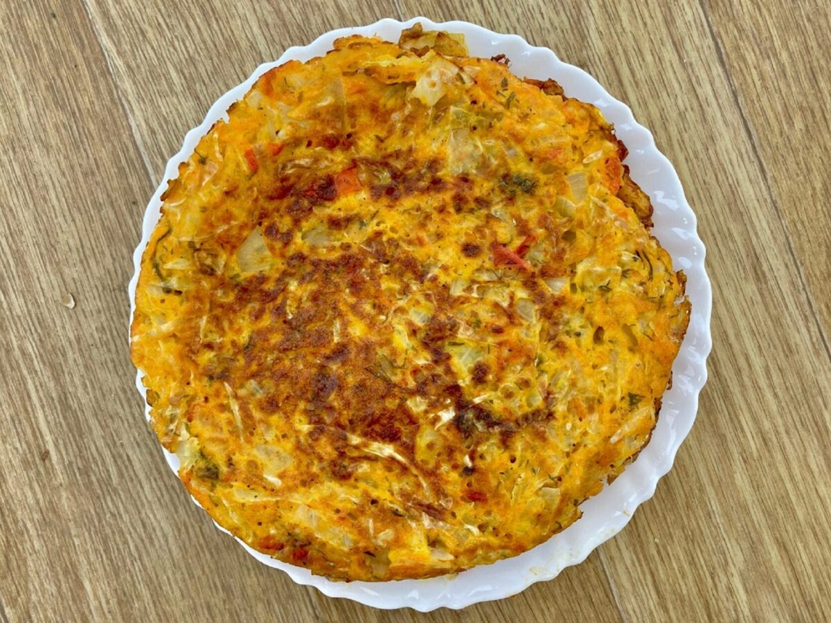tigaie cu varza calita bine, culoare aurie si legume moi