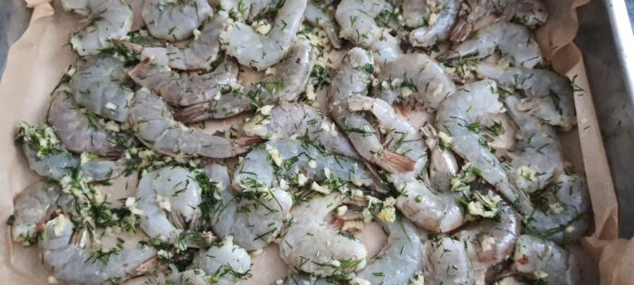 Puneți creveții într-o formă