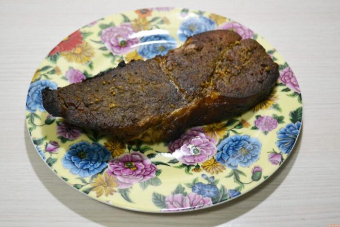 tăiați cu grijă mâneca și tăiați carnea de vită