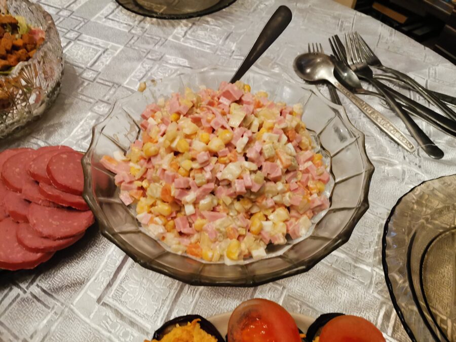 Salata Olivier cu porumb pe masa