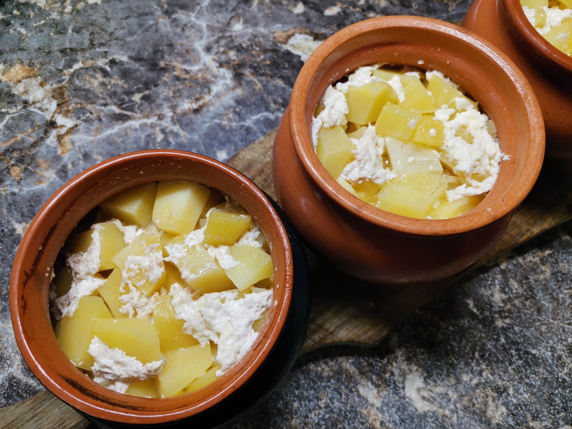 Cartofi cu carne in oala la cuptor poza