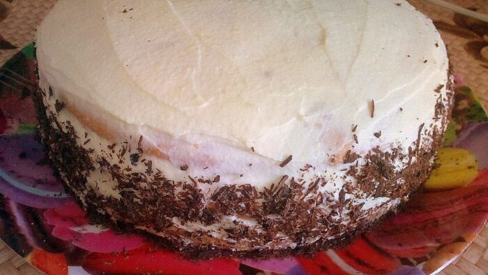 Se presară părțile laterale ale desertului