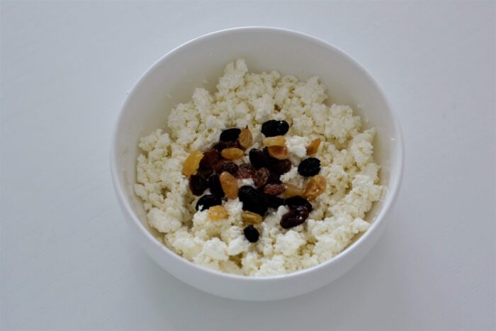 Se adaugă boabele de stafide