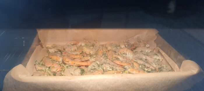 Dați tava la cuptor pentru maxim 10 min