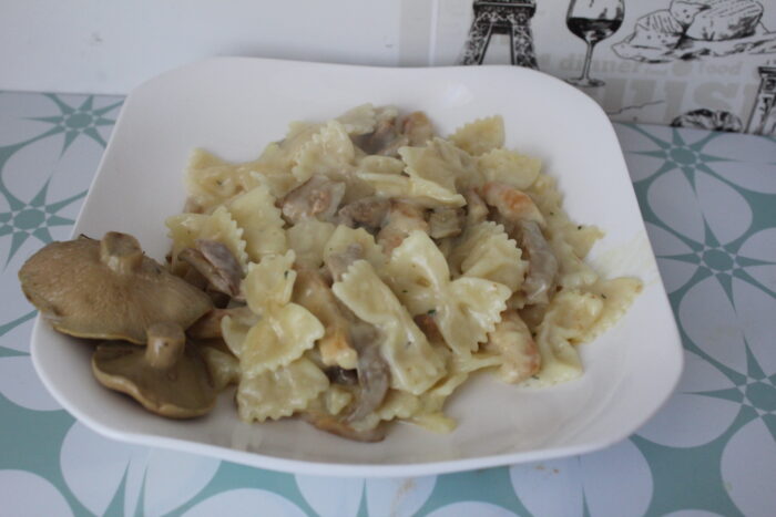 portie generoasa de paste servita pe masa calda