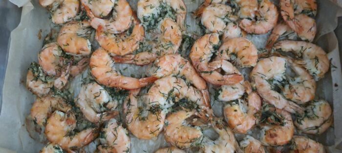 Scoateți cu grijă tava din cuptor