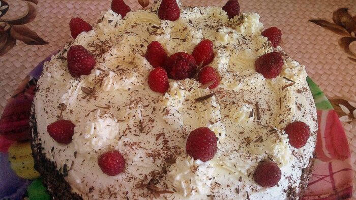 presărați partea de sus a desertului cu fulgi de ciocolată