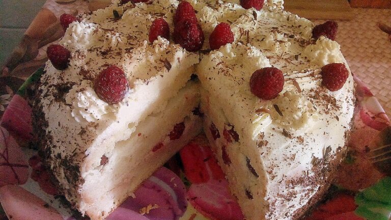 Tort cu zmeură și smântână