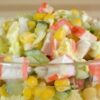 Salata cu betisoare de crabi si porumb poza