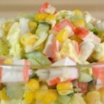 Salata cu betisoare de crabi si porumb