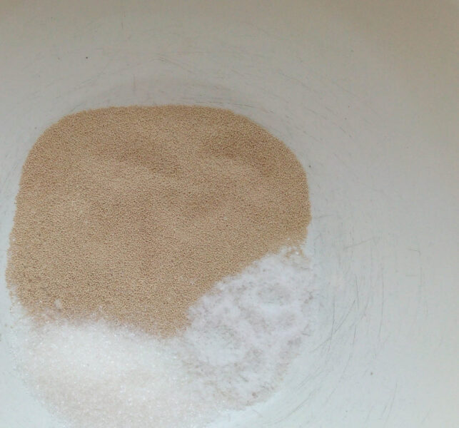 combină într-un bol uscat un pachet de drojdie