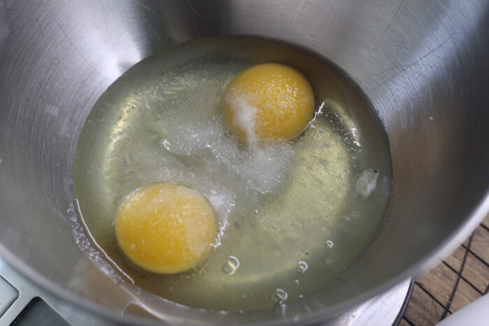 se bat ouăle cu sarea și vanilia