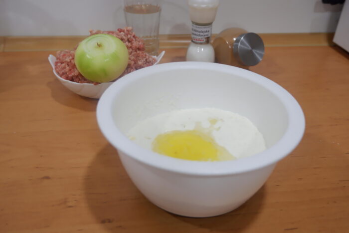 Adăugați oul și sarea în făină