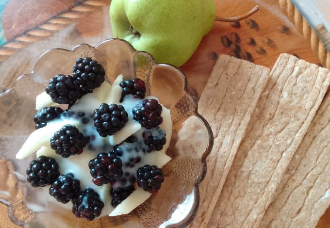 Salată de desert cu pere și mure poza