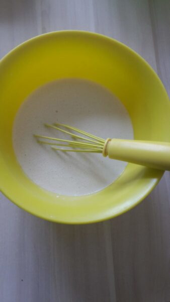 frământă până se dizolvă drojdia