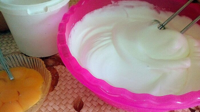 Bateți albușurile până când obținem o textură fermă