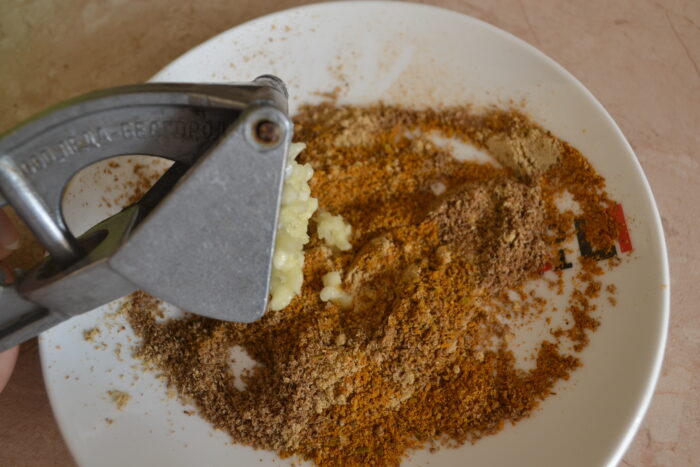 ACurățați și tocați usturoiul