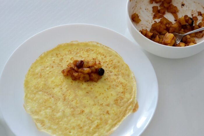 Clătite servite cu gem și brânză dulce