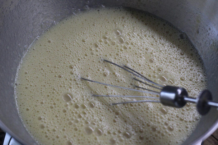 Adăugați laptele condensat